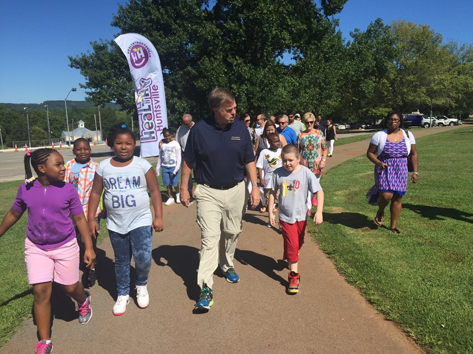 Image of Mayor Battle walking with children at the Healthy Huntsville Lakewood School Walk