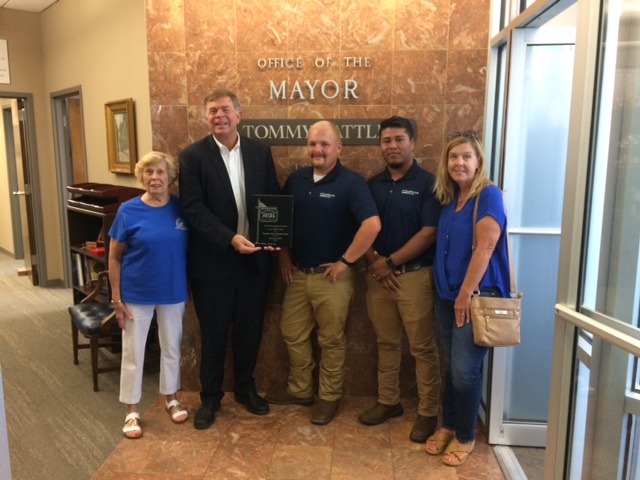 Photo of Mayor Battle with Beautification Award Winners